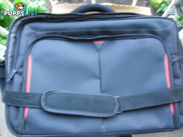 new large 17" targus laptop bag