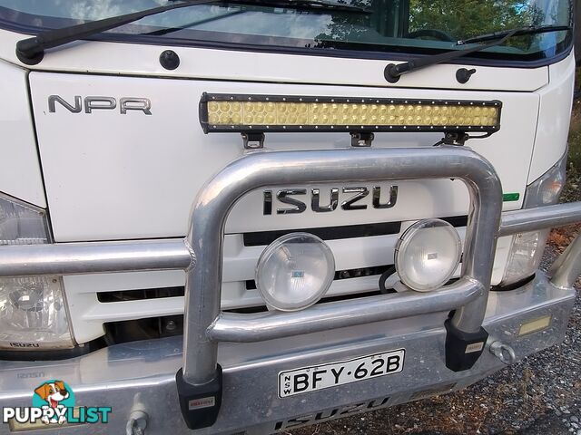 2013 Isuzu NPR 300 Pantech Truck