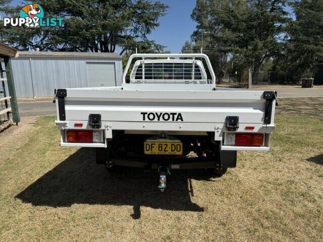 2023 TOYOTA HILUX   CAB CHASSIS