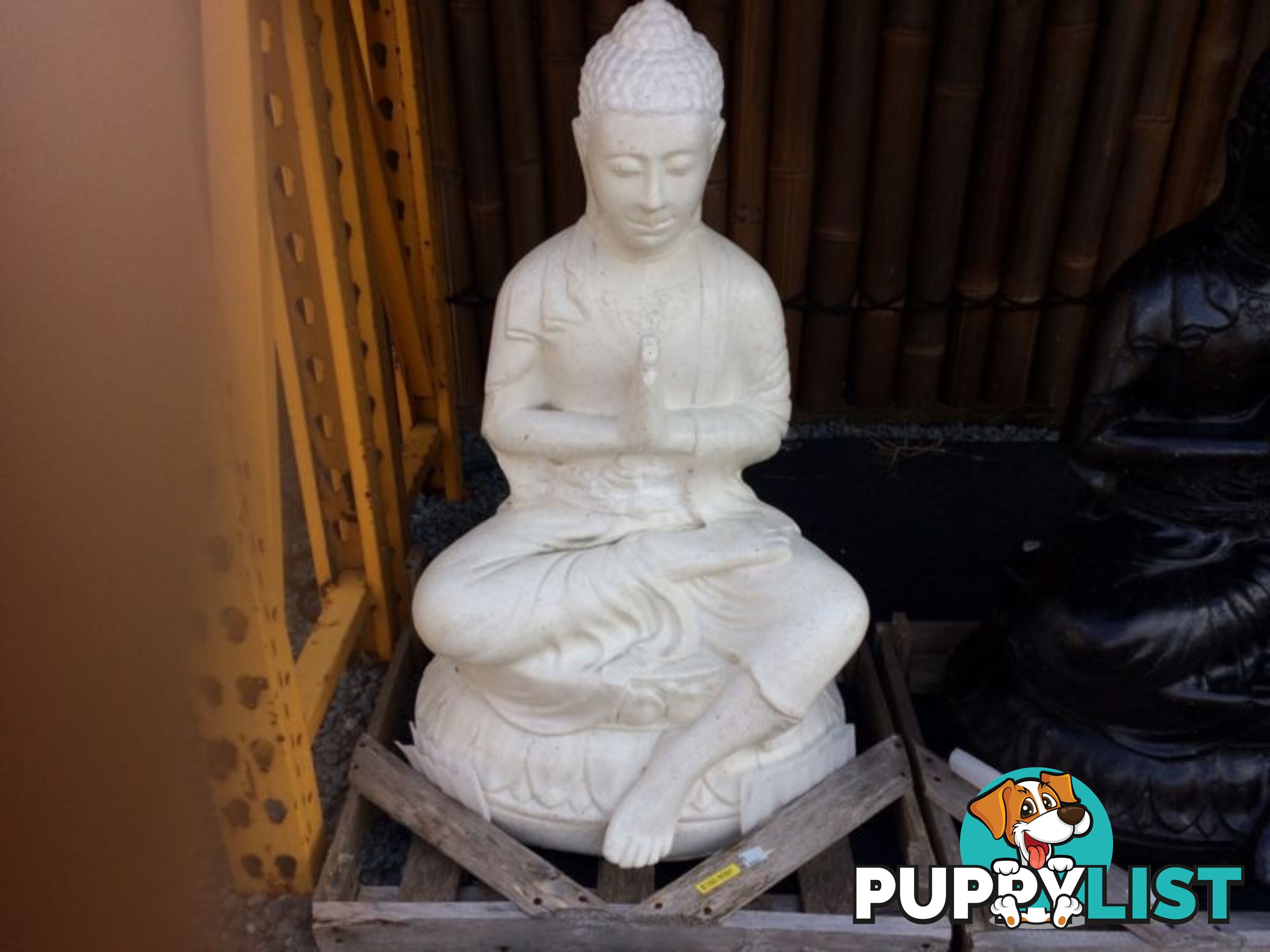 STATUE SITTING BUDDHA PRAYING 80x45x40cm (WHITE)