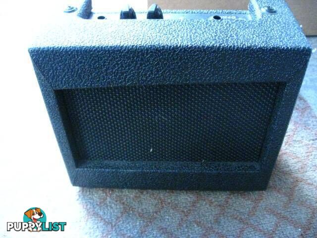 9 VOLT BATTERY OPERATED AMPLIFIER AC OR DC POWERED