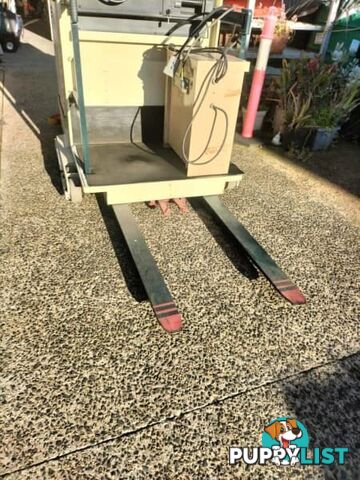 &quot;BARGAIN&quot; CROWN MAN UP STOCKPICKER 6850 mm lift height