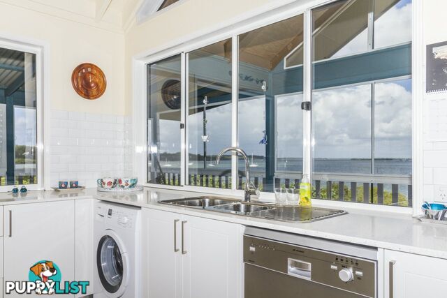 14 Emily Crescent MACLEAY ISLAND QLD 4184