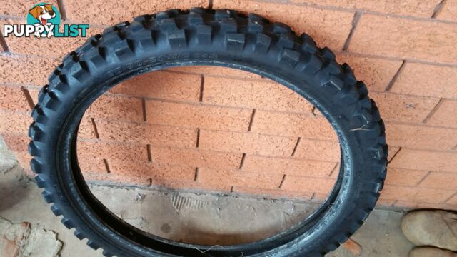 AS NEW DUNLOP TRAIL MOTORBIKE OFF ROAD TYRE 90/90-21 D606F