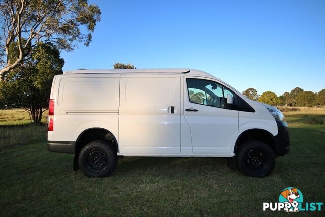 BUS 4x4 CAMPERVAN CONVERSION OF HIACE