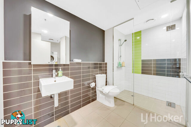 206/815 Bourke Street DOCKLANDS VIC 3008