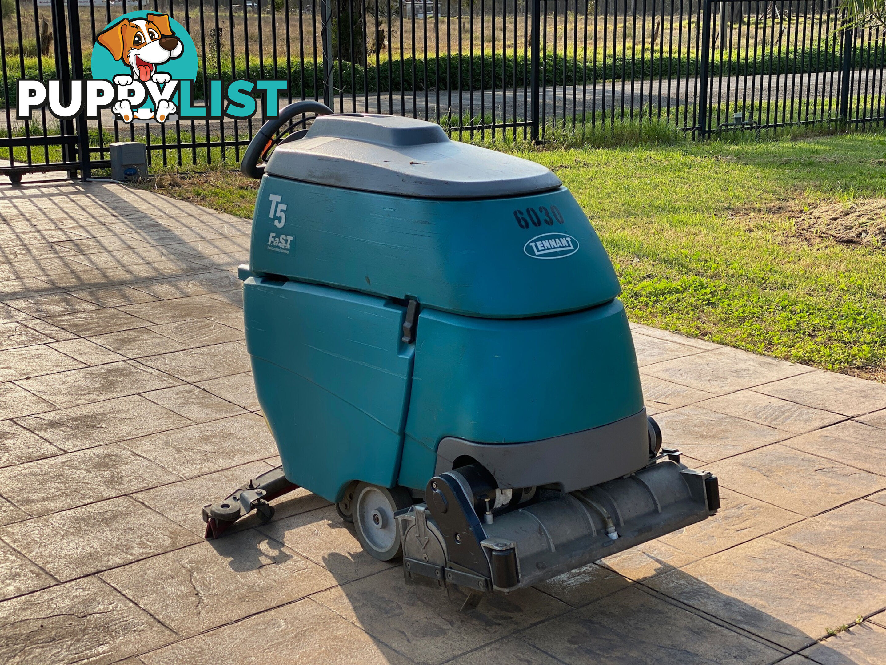 Tennant T5 Sweeper Sweeping/Cleaning